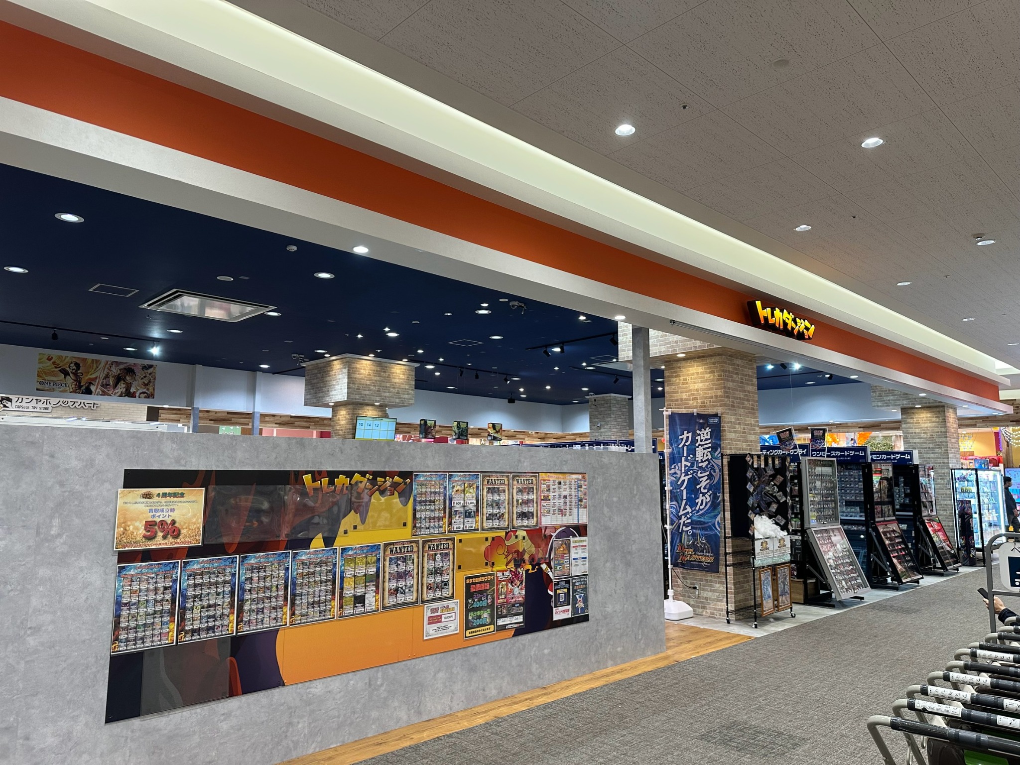 商業施設内にあるトレカダンジョン稲沢本店の外観
